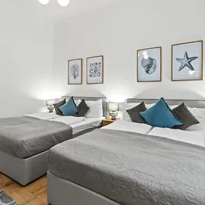 Central, 5 Min Walk To U4 Friedensbruecke Apartment